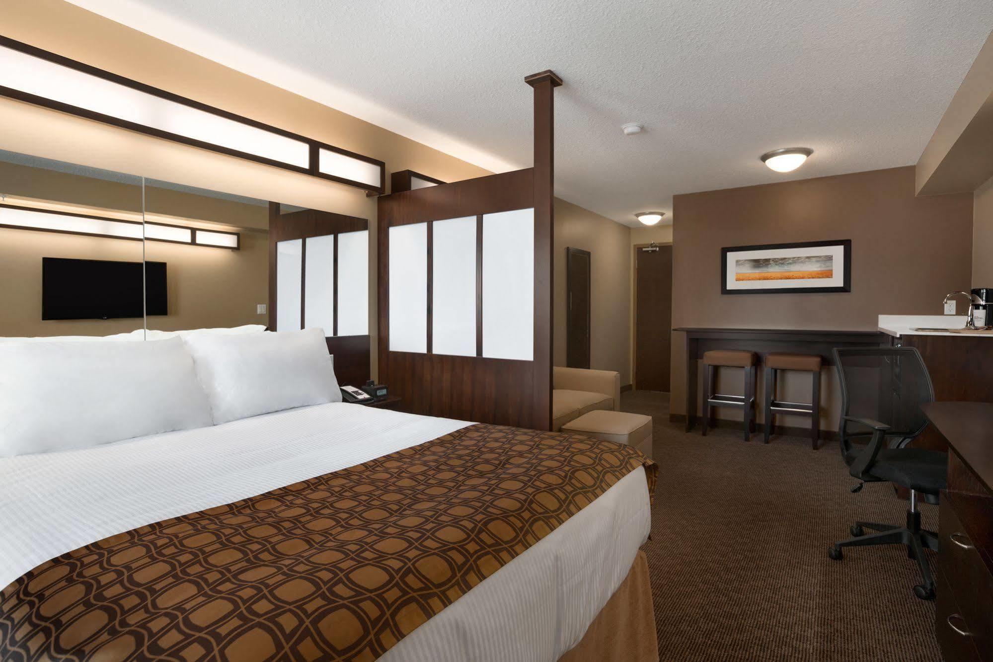 Microtel Inn & Suites By Wyndham Estevan Dış mekan fotoğraf
